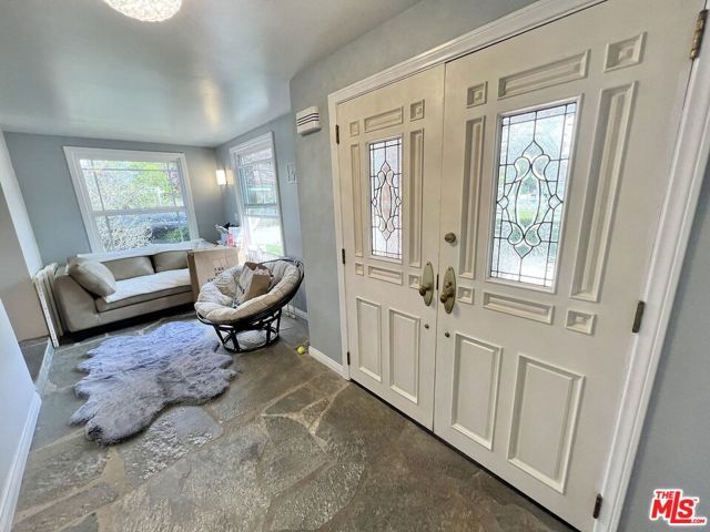 22839 Oxnard Street, Woodland Hills (los Angeles), CA 91367