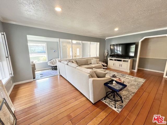 22839 Oxnard Street, Woodland Hills (los Angeles), CA 91367