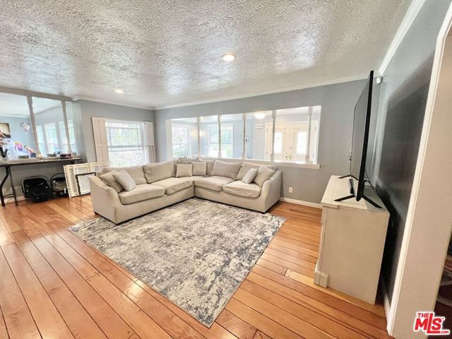 22839 Oxnard Street, Woodland Hills (los Angeles), CA 91367