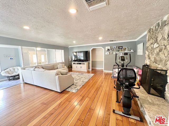 22839 Oxnard Street, Woodland Hills (los Angeles), CA 91367