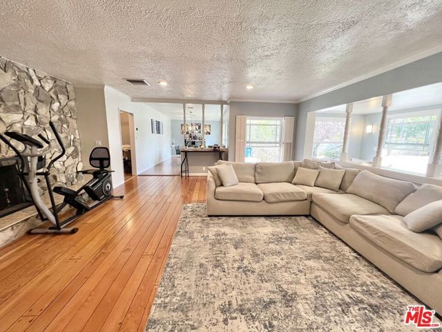 22839 Oxnard Street, Woodland Hills (los Angeles), CA 91367