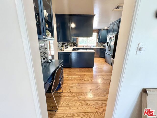 22839 Oxnard Street, Woodland Hills (los Angeles), CA 91367