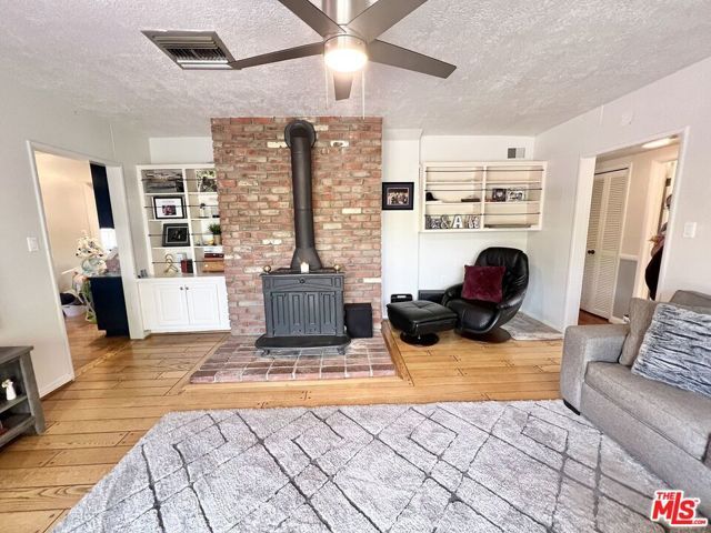 22839 Oxnard Street, Woodland Hills (los Angeles), CA 91367