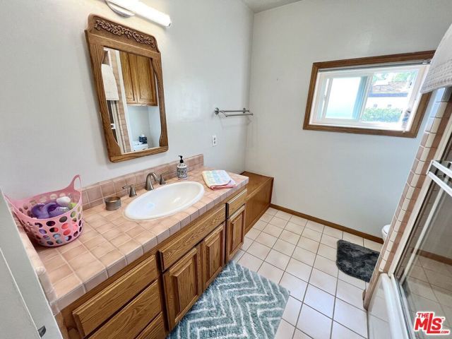 22839 Oxnard Street, Woodland Hills (los Angeles), CA 91367