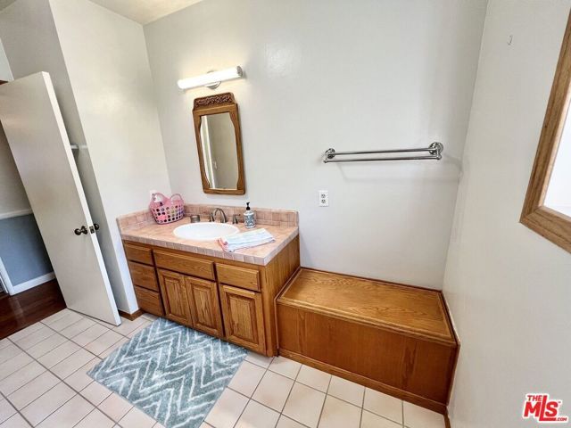 22839 Oxnard Street, Woodland Hills (los Angeles), CA 91367
