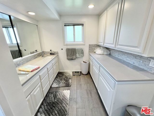 22839 Oxnard Street, Woodland Hills (los Angeles), CA 91367
