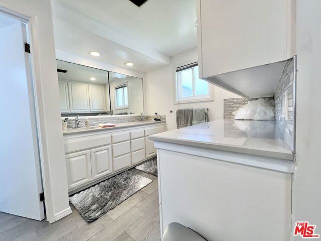 22839 Oxnard Street, Woodland Hills (los Angeles), CA 91367
