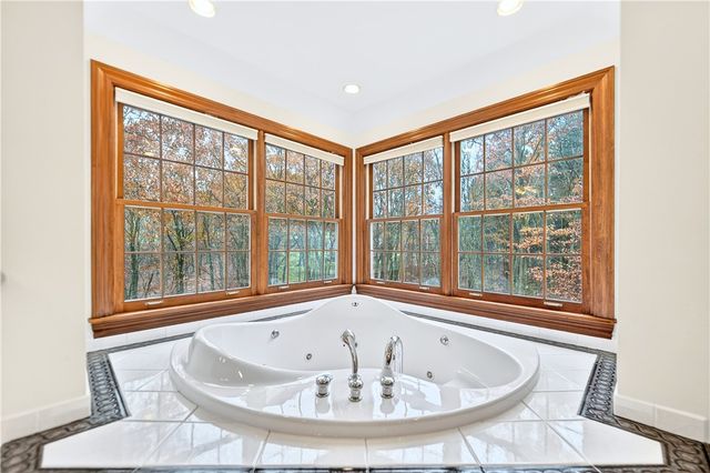 1613 Amicitia Ln, Franklin Park, PA 15143