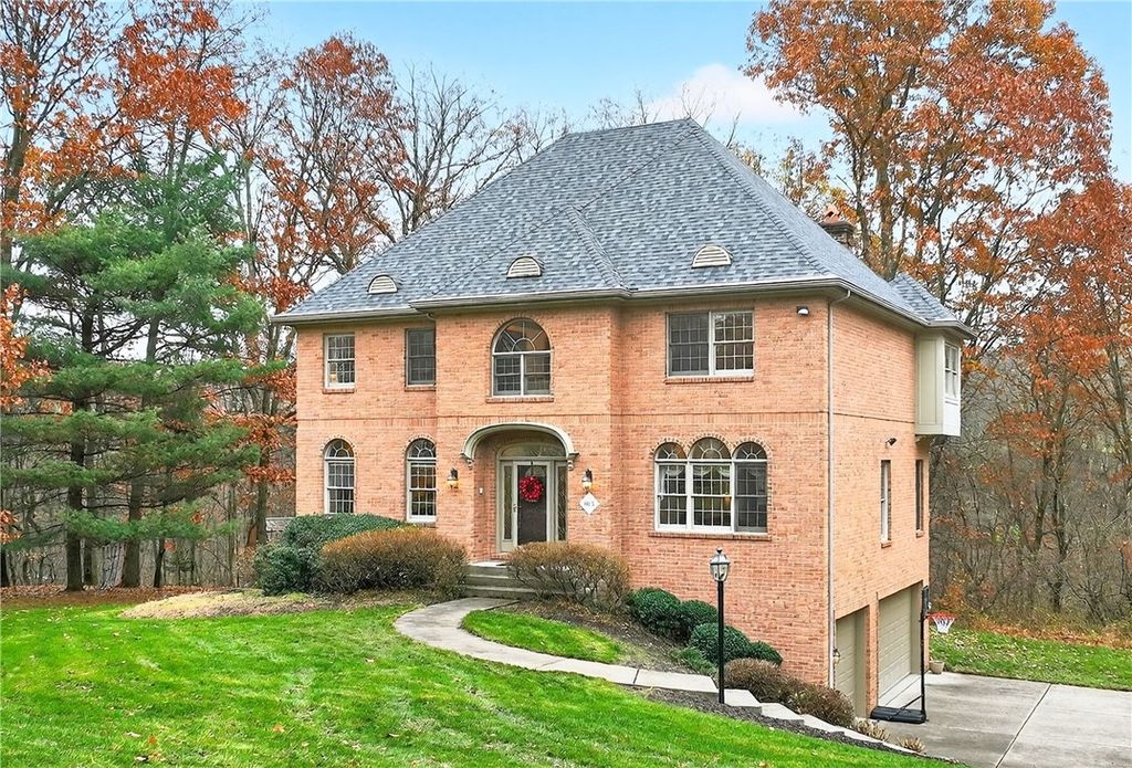 1613 Amicitia Ln, Franklin Park, PA 15143