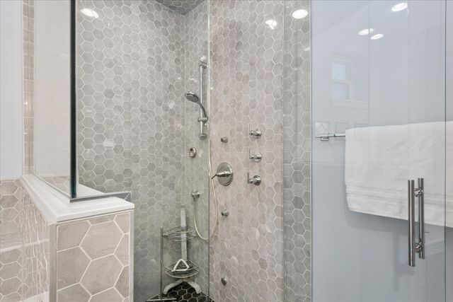 1543 W Sherwin Avenue GW, Chicago, IL 60626