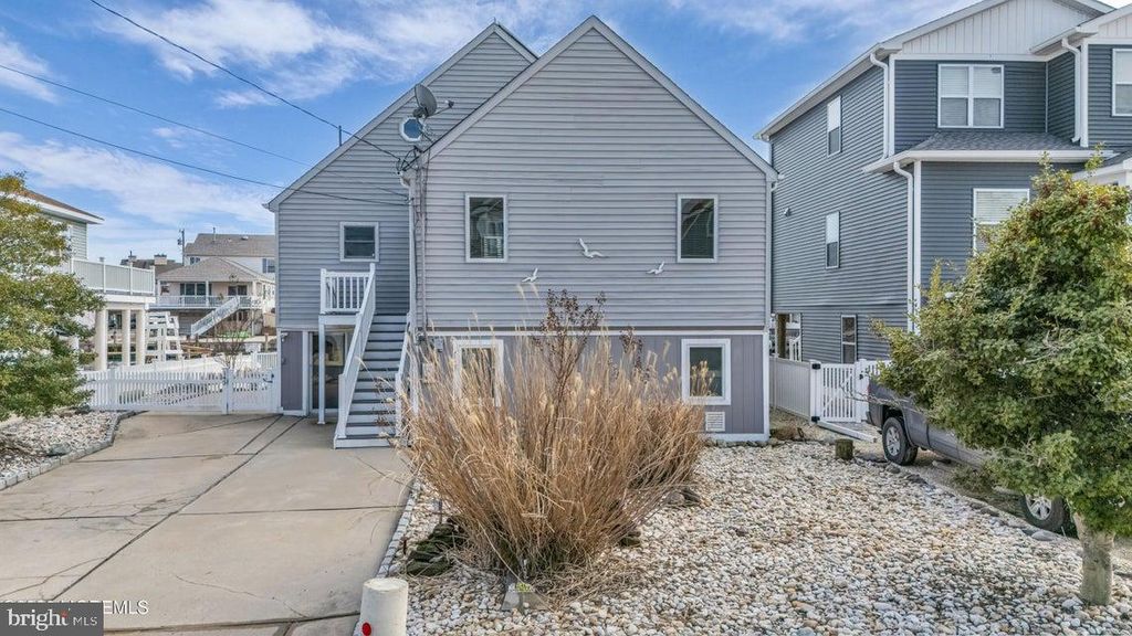 Image 3 of property listing at 143 S CAPTAINS DR, Tuckerton, NJ 08087