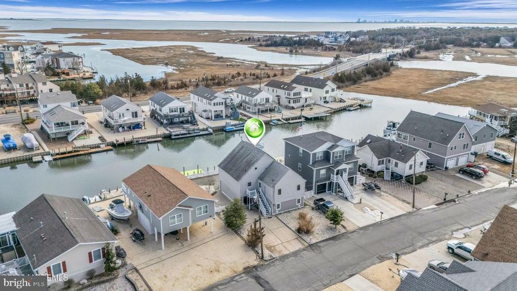 Image 4 of property listing at 143 S CAPTAINS DR, Tuckerton, NJ 08087