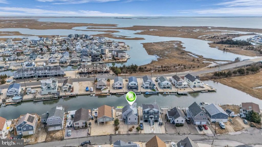 Image 6 of property listing at 143 S CAPTAINS DR, Tuckerton, NJ 08087