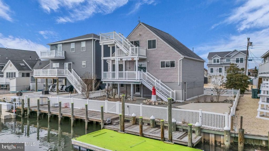 Image 8 of property listing at 143 S CAPTAINS DR, Tuckerton, NJ 08087