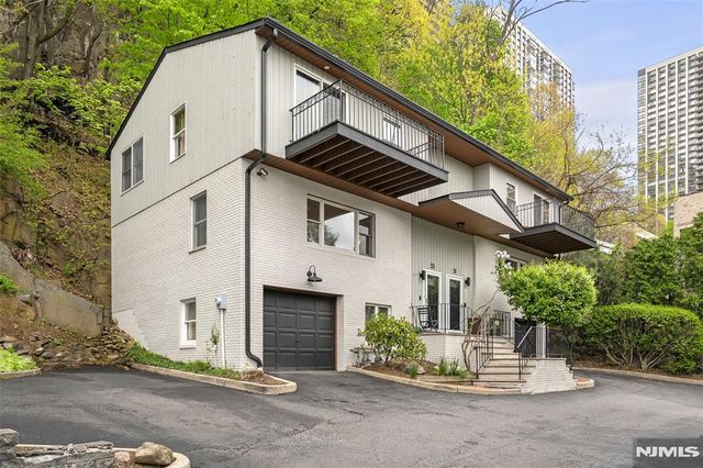 31 Hooks Lane 7, Edgewater, NJ 07020