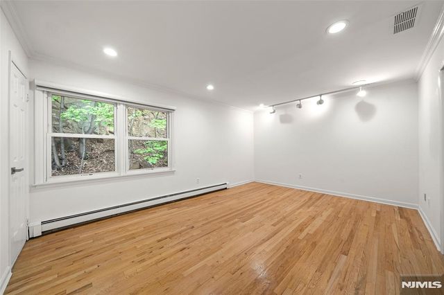 31 Hooks Lane 7, Edgewater, NJ 07020