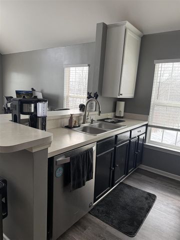 23493 Williamsburg Circle, Woodhaven, MI 48183