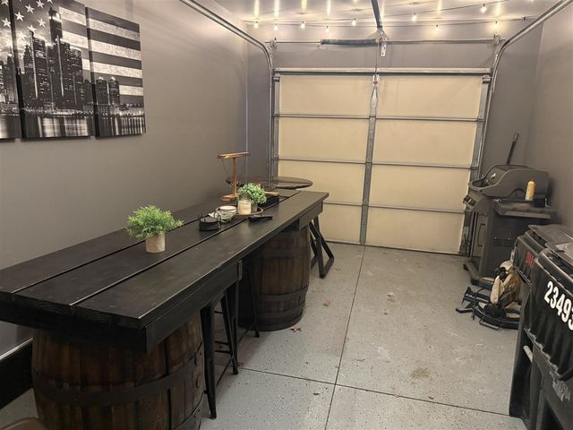 23493 Williamsburg Circle, Woodhaven, MI 48183