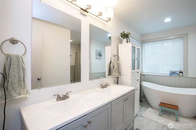 10023 Angle Lane SW, Lakewood, WA 98498