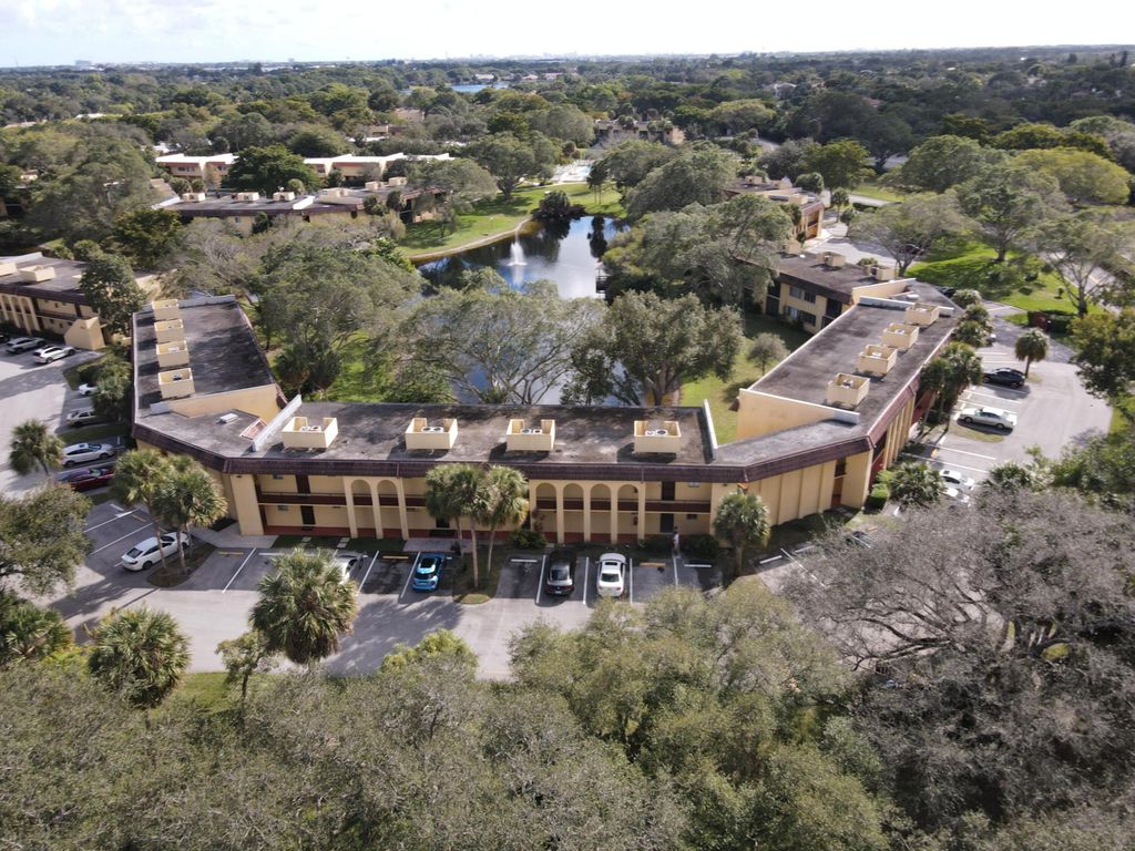 830 SW 9th Street Circle 104, Boca Raton, FL 33486