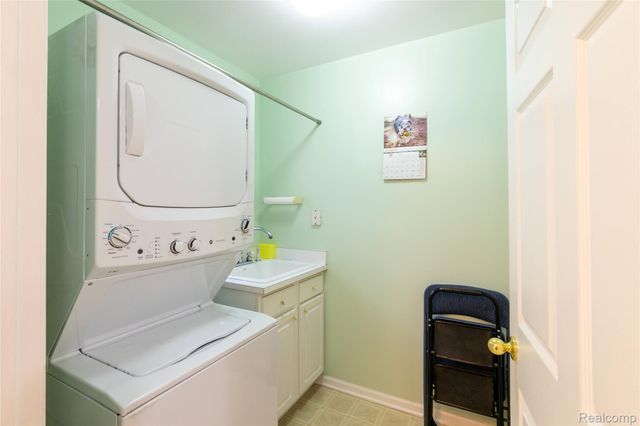 6 Canfield Circle, Dearborn Heights, MI 48127