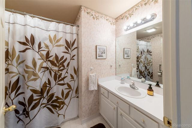 6 Canfield Circle, Dearborn Heights, MI 48127