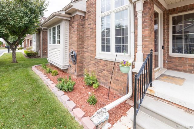 6 Canfield Circle, Dearborn Heights, MI 48127