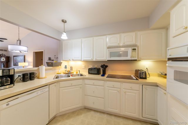 6 Canfield Circle, Dearborn Heights, MI 48127