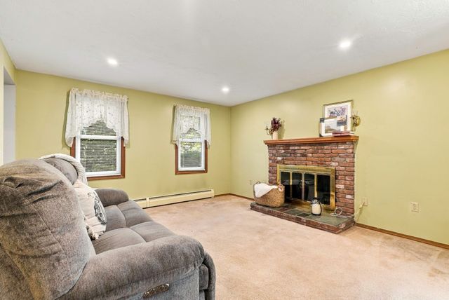 565 Hartford Ave E, Uxbridge, MA 01569