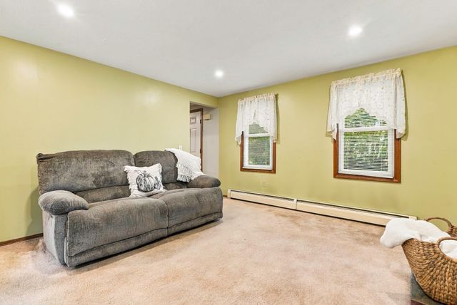 565 Hartford Ave E, Uxbridge, MA 01569