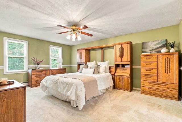 565 Hartford Ave E, Uxbridge, MA 01569