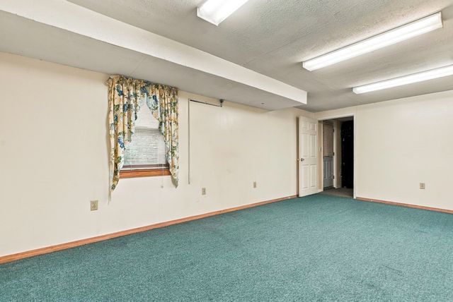 565 Hartford Ave E, Uxbridge, MA 01569
