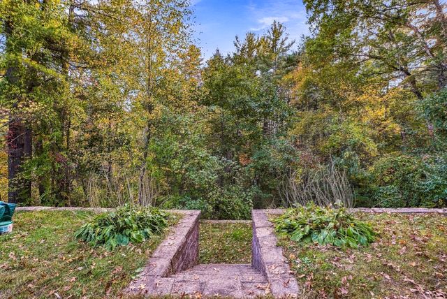 565 Hartford Ave E, Uxbridge, MA 01569