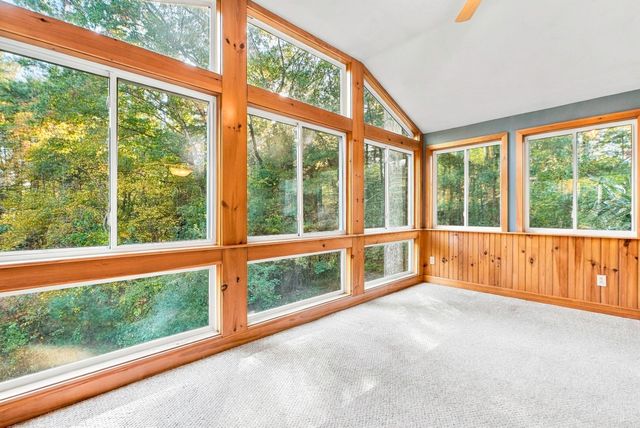 565 Hartford Ave E, Uxbridge, MA 01569