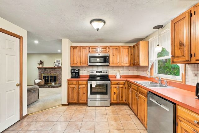 565 Hartford Ave E, Uxbridge, MA 01569