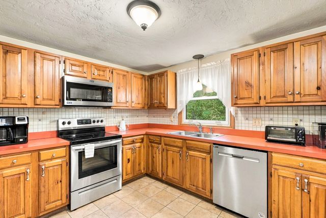 565 Hartford Ave E, Uxbridge, MA 01569