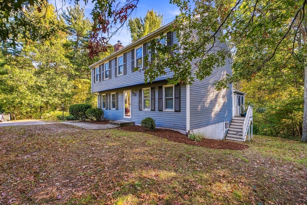 565 Hartford Ave E, Uxbridge, MA 01569