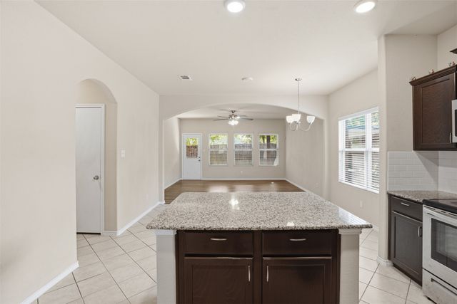 637 S Redford Lane, White Settlement, TX 76108