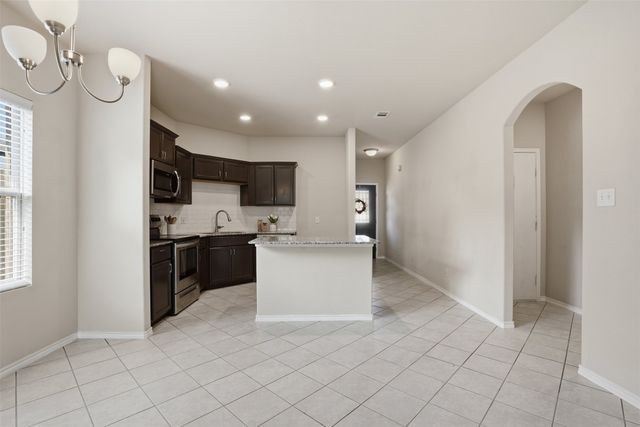 637 S Redford Lane, White Settlement, TX 76108