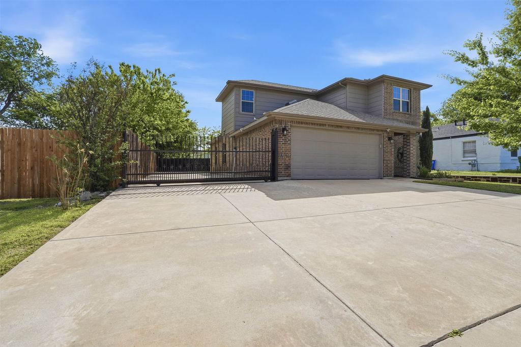 637 S Redford Lane, White Settlement, TX 76108