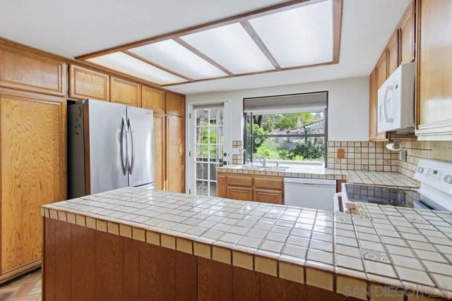 5571 Adobe Falls Rd D, San Diego, CA 92120