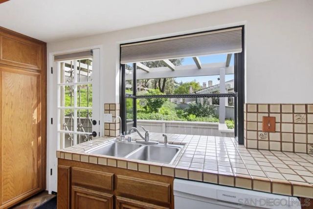 5571 Adobe Falls Rd D, San Diego, CA 92120