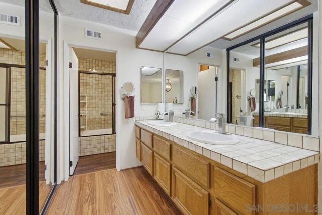 5571 Adobe Falls Rd D, San Diego, CA 92120