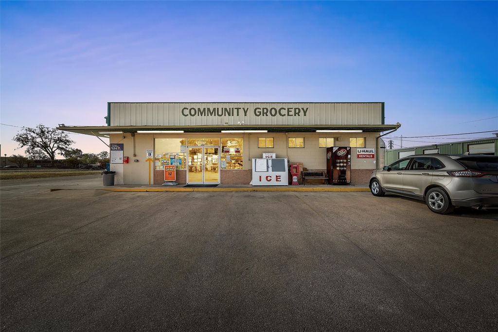 203 W Pine Street, West, TX 76691