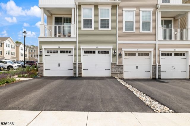 102 Iris Ct, Warren Twp., NJ 07059