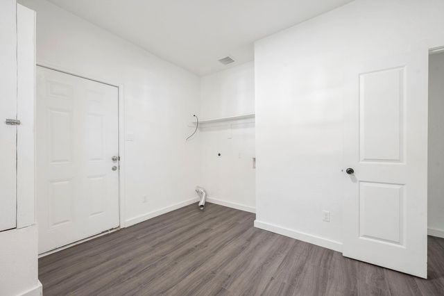 906 E Washington Avenue, Navasota, TX 77868