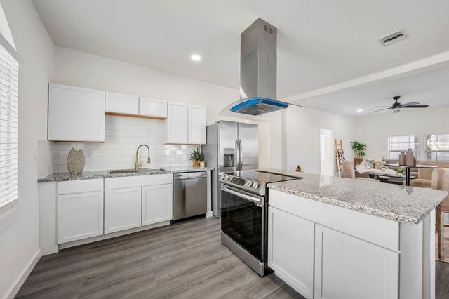 906 E Washington Avenue, Navasota, TX 77868