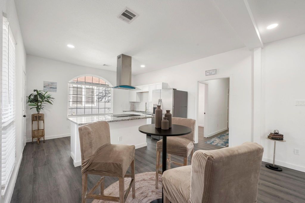 906 E Washington Avenue, Navasota, TX 77868