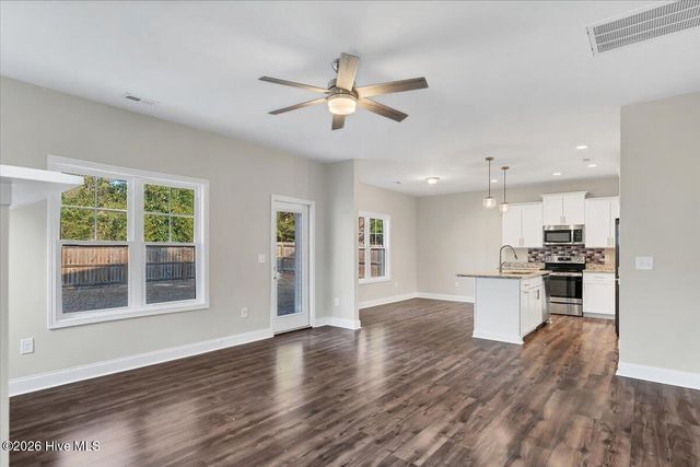 175 W New England Avenue, Pinebluff, NC 28373