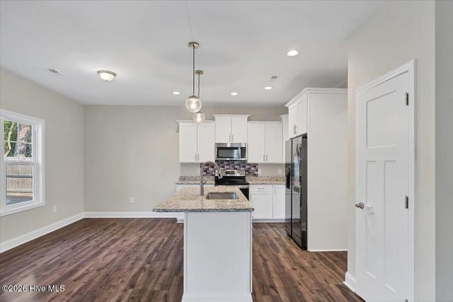 175 W New England Avenue, Pinebluff, NC 28373